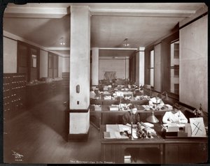 Vrouwen werken in een kantoor bij de Metropolitan Life Insurance Co. op 23rd Street en Madison Avenue, New York, 1907